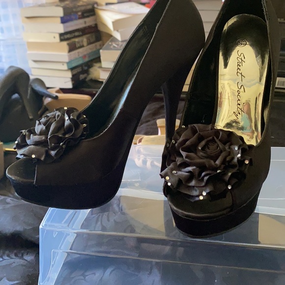 NEW Black heels - Picture 2 of 4